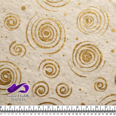 Motif de Spirale Dorée sur Texture de Papier Fait Main Léger