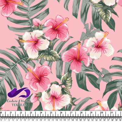 Fleurs d'Hibiscus Roses et Feuilles Vertes : Motif Tropical