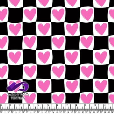 Cœurs Roses sur un Motif de Damier Noir et Blanc Ondulé